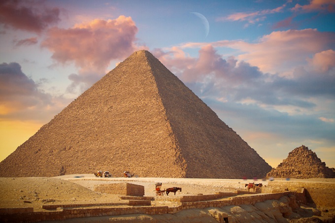 ギザのピラミッドは「巨大な丘を覆うように」建造された!? 上から下へと作られた歴史的記述と完全一致、衝撃の新説登場！の画像1