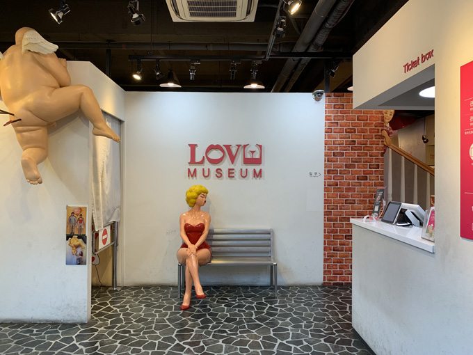 韓国のセックス・ミュージアム『ラブミュージアム』がエロすぎる！ チ●コガチガチの人気キャラ、勃起便所、膣に顔ハメ…!!の画像3