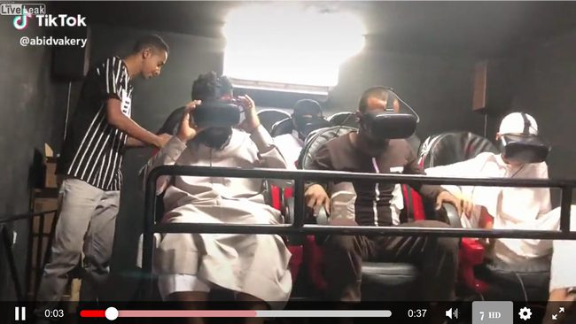 【閲覧注意】VRを初体験したイエメン男性たちの反応がヤバすぎる！ バーチャルリアリティーで人が変わる恐怖の瞬間！の画像1