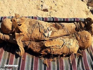 古代エジプト“未知の墓”で謎の「母子合体ミイラ」が出土！ 左右逆向きに折り重なって… 専門家愕然の発掘最前線！
