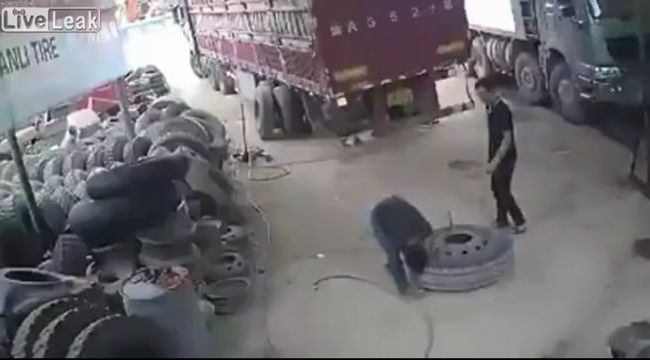 【閲覧注意】ただのタイヤが突然爆発、人間が吹っ飛ぶ瞬間! 猛烈な爆風とヤバすぎる破壊力=中国の画像2