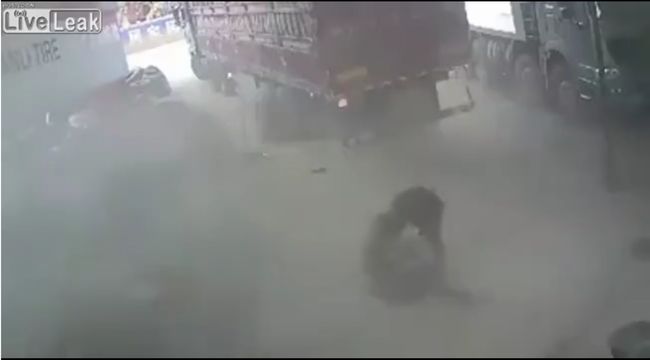 【閲覧注意】ただのタイヤが突然爆発、人間が吹っ飛ぶ瞬間! 猛烈な爆風とヤバすぎる破壊力=中国の画像4