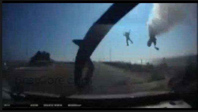【閲覧注意】高速道路で無理に車線変更するとこうなる! ひらひらと宙を舞う運転手… ヤバすぎる事故に=韓国の画像1