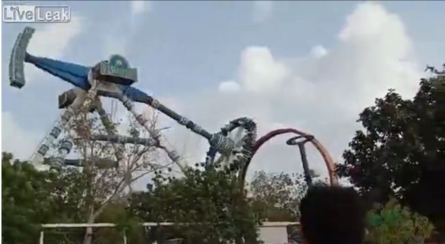 【閲覧注意】遊園地のアトラクションがポキッと崩壊、乗客が即死する映像が超ヤバい! 幸福から地獄へと突き落とされる瞬間=インドの画像1