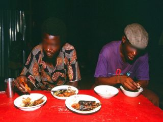 【閲覧注意】コンゴの猿料理が素晴らしすぎるグロテスク！ 腕削ぎ、ドロドロの肉「共食いの気分」!?