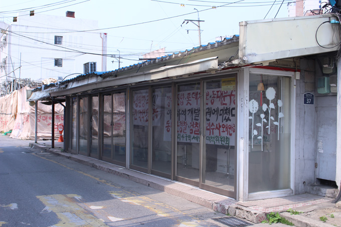 韓国に現存する「飾り窓」ヨンドゥンポを取材！ 飛田新地と酷似…ピンク電飾、かわいい子多め、廃墟風俗も！の画像7