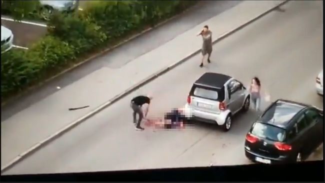 【閲覧注意】「偽シリア人」が日本刀で男性を斬殺の瞬間! 執拗すぎる突き刺し… 移民政策の矛盾が引き起こす惨劇=独の画像1