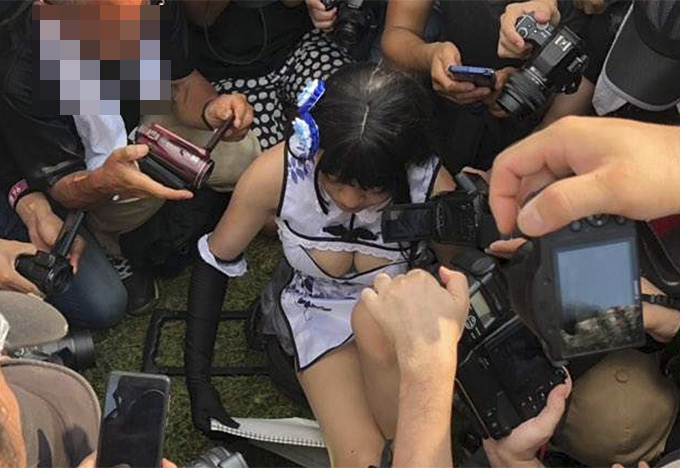 中国美女コスプレイヤーが日本のコミケで性犯罪被害に!? 取り囲まれ、スカートの中にカメラを… 中国ネット民も激怒！の画像1