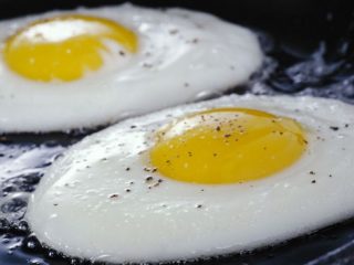 「卵を食べることは喫煙より健康に悪い」ビーガンの衝撃主張で波紋！ “卵は健康に悪い、良い問題”沸騰で導き出された結論は!?