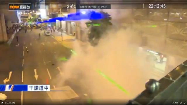 香港デモが完全にSF化していた！ レーザービームが飛び交い、顔認証システムめぐる攻防… ハンパない未来感！の画像1