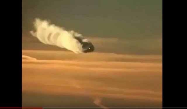 超超衝撃UFO！ 旅客機の乗客が「墜落中のUFO」の尋常じゃない噴煙とダイヤモンド型の機体を激撮！＝メキシコの画像1