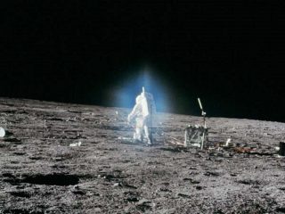 月面で宇宙飛行士の体は青く光っていた!! 我々が知る月面写真は加工されている…電気的宇宙論から見る“月の真実”！