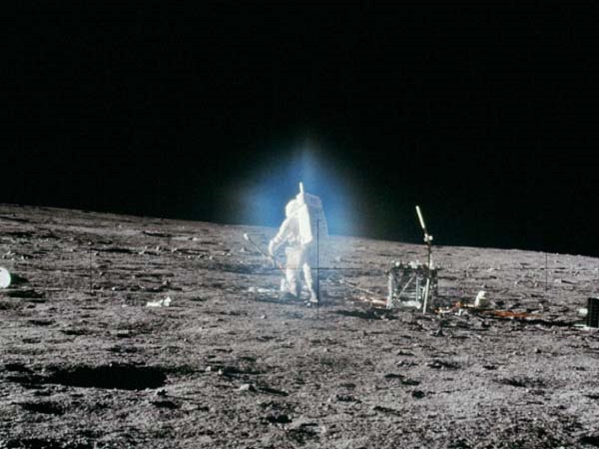 月面で宇宙飛行士の体は青く光っていた 我々が知る月面写真は加工されている 電気的宇宙論から見る 月の真実