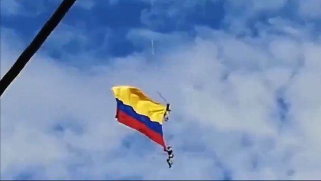 【閲覧注意】空飛ぶ国旗にしがみついたまま軍人が墜落死する瞬間! 「花祭り」で起きたヤバすぎる事故=コロンビアの画像1