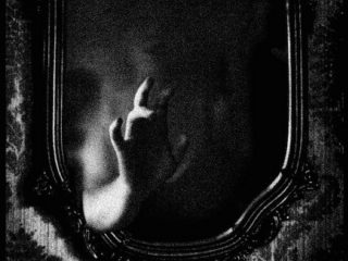 黒塗りの鏡「ダークミラー」の呪いが怖すぎる！ 博物館で封印、覗いた者が次々と… 凶悪エピソードとは!?＝米