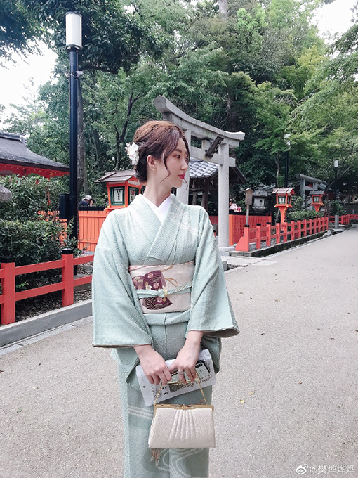 中国の超美人インフルエンサー、大阪の神社で「香港人の願いが書かれた絵馬」を土中に埋めて大炎上!の画像2