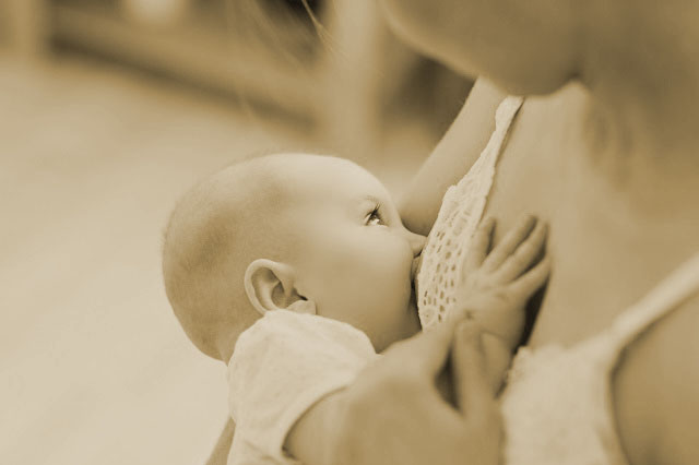 母乳を飲んだばかりの赤ん坊の口に…!! 西日本で受け継がれた奇妙な発育確認法に秘められた深い意味とは!?の画像2