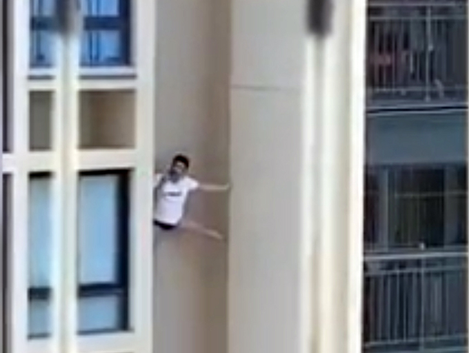 下着姿で高層マンションの外壁にしがみつく男! 浮気現場から逃げた!? 中国ネット民騒然!の画像1