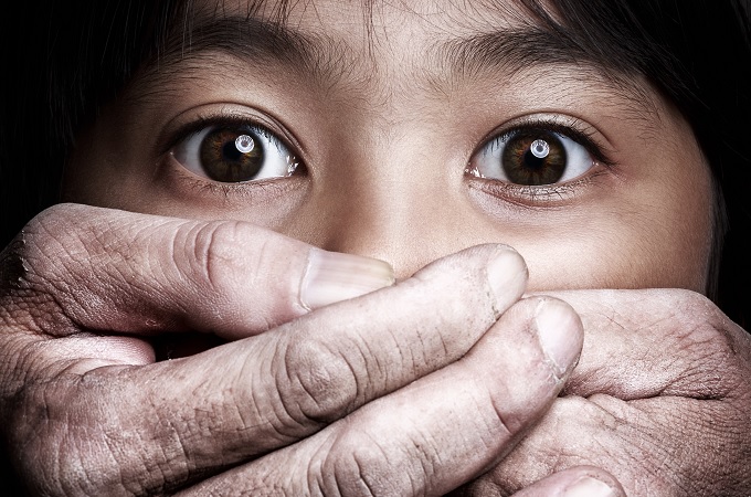 【近親相姦】3年間娘を犯しまくった鬼畜父の蛮行が発覚! 机に押さえつけ挿入、胸を揉み… 「母さんはもう年だから、お前を」の画像1