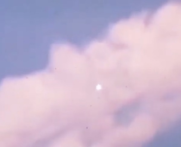 UFOが雲をつくり、消し去ることができる完璧な証拠が激撮される!ケムトレイルか「オヘア国際空港UFO事件」と関連!?の画像1