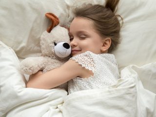 【警告】電気をつけたまま寝ていた7歳女児、通常よりも3年早く第二次性徴を迎える！ 胸の成長の早さで発覚…原因は？