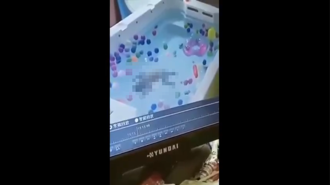 【閲覧注意】プールで遊ぶ幼児から目を離した「6分間の悲劇」! 浮き輪が転覆 → もがきながら溺死する悲惨な一部始終の画像1