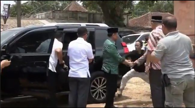 【閲覧注意】インドネシア閣僚、暴漢に左腹を2度刺される悲惨映像が流出! エグすぎる襲撃… 一筋縄ではいかない政情が露呈!の画像1