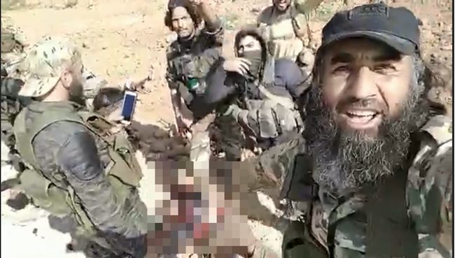 【閲覧注意】トルコ派戦闘員による鬼畜・人権侵害映像流出! クルド人女性戦闘員の遺体を踏みつけ売春婦呼ばわり=シリアの画像1