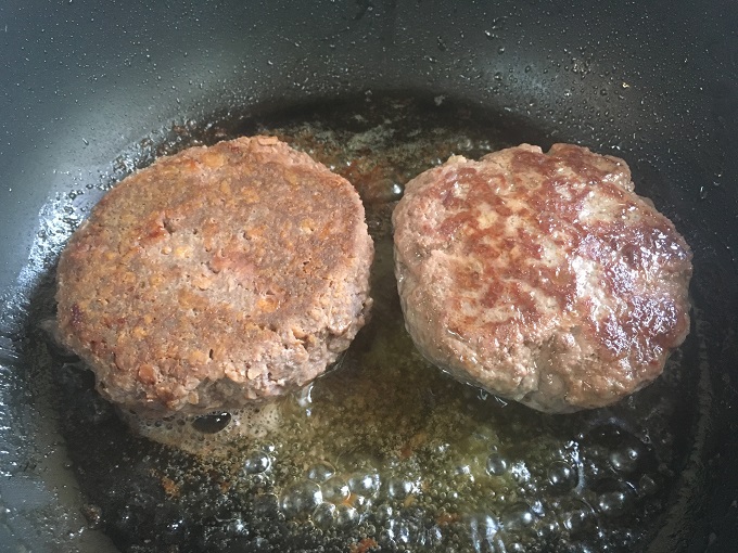 日本で買えない人工肉『ビヨンド・ミート』を実食レポート! 米マクドナルドも導入するヤバすぎる味と見た目に悶絶!の画像5
