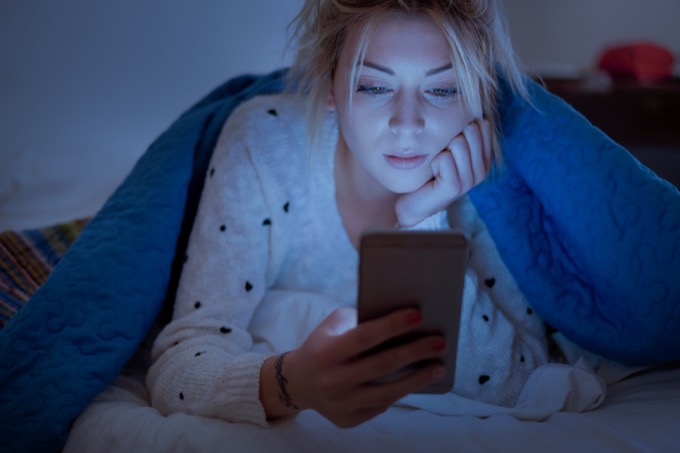 スマホの見過ぎで目が爆発、一時失明した女性が報告される!一晩中スマホを見た翌日…=中国の画像1