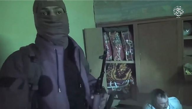 【閲覧注意】最近の「イスラム国」による夜襲映像が公開される! 頭を撃たれたターゲットが… 残虐な処刑がヤバすぎるの画像1