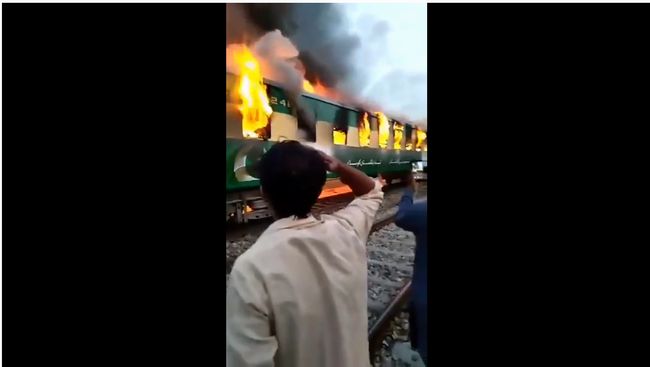 【閲覧注意】74人が死んだ列車火災映像がヤバすぎる! 飛び降りて死ぬか、生きながら焼かれるか…=パキスタンの画像1