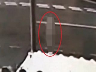 「半透明フルボディの幽霊」が交差点の監視カメラに出現！ 異次元の侵入者か、タイムトラベラーか？
