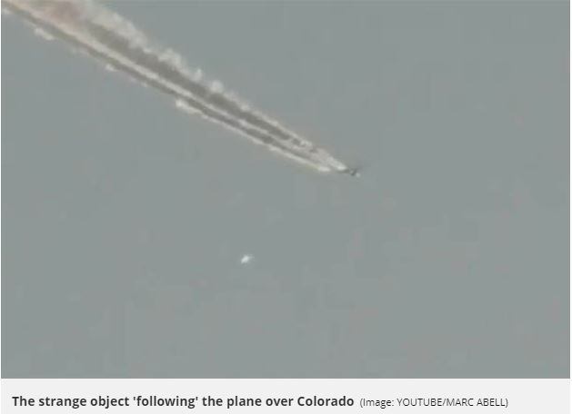 ケムトレイルを吐き出す航空機を銀の円盤UFOが監視「クレイジー過ぎる!何なんだ?」撮影者興奮=米の画像1