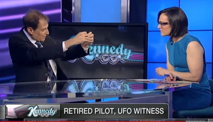 オバマ元大統領のパイロットが「UFO＆宇宙人目撃」をニュース番組でガチ告白！「赤い球体が雲を切り裂き… OMG!!!」の画像1