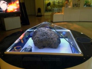 ロシア博物館で「隕石」が大暴れ、警備員が出動！ 神秘パワーが発動か…証拠映像も！