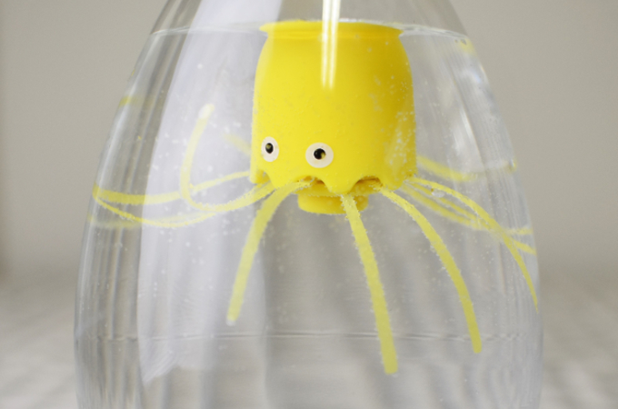 【100均のオカルトおもちゃ】生きているかのように泳ぐ「水中UMA」!? ガチ生命体にしか見えない「アクアウォーキー」がスゴい！の画像1