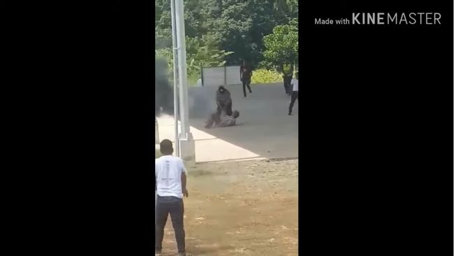 【閲覧注意】体を張って「手榴弾の爆発」を最小限に抑えた男! ドゥテルテも称賛、テロに立ち向かった警官が殉職する決定的瞬間=比の画像1