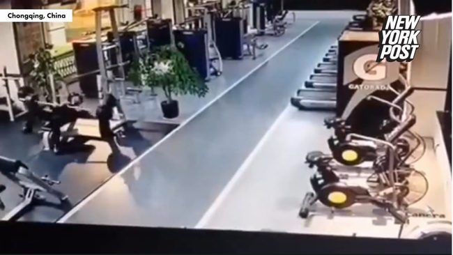 【閲覧注意】筋トレ厨がベンチプレスをミスってバーベルが腹に落下 → 数秒後、怖すぎる展開に… 絶句!=中国の画像3