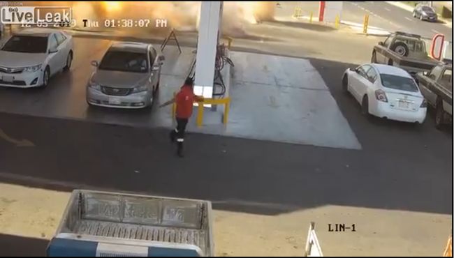 【閲覧注意】今年最強の「爆発映像」が想像以上すぎる! 超巨大火柱が… ガソスタの地下が爆発・炎上する瞬間!の画像6