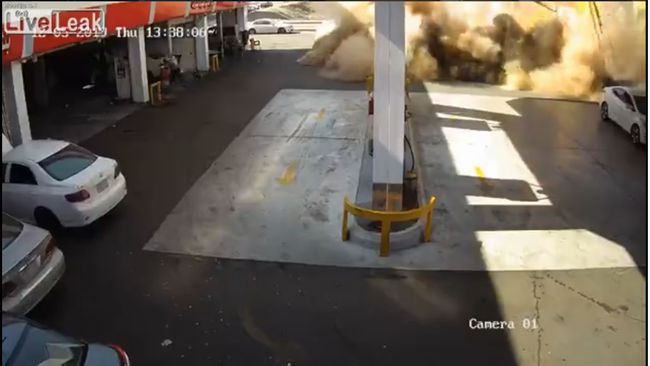 【閲覧注意】今年最強の「爆発映像」が想像以上すぎる! 超巨大火柱が… ガソスタの地下が爆発・炎上する瞬間!の画像4