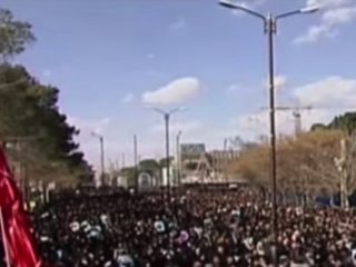 イラン・ソレイマニ司令官殺害の抗議集会中にUFO出現！？ 天使の可能性も…謎の白い物体がクッキリ！