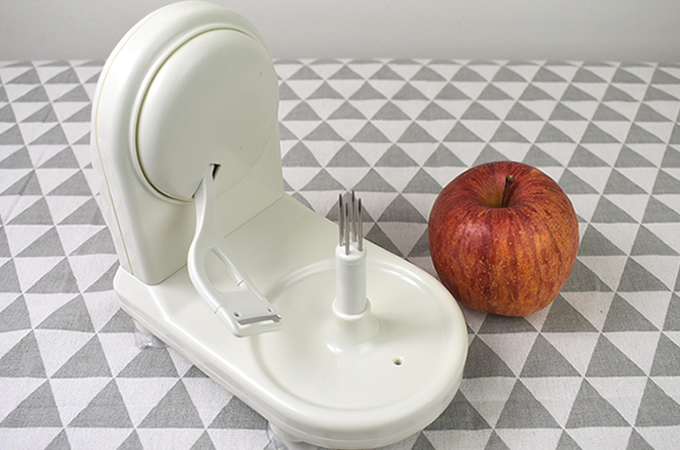 【アマゾン商品】リンゴがスルスル剥ける「アップル ピーラー」がすごい！ ハンドルを回すだけ！の画像1