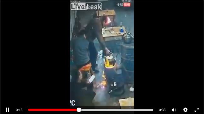 【閲覧注意】ストーブにワインを注ぐとこうなる! 想像を絶する大爆発で「フランベ頭」になった男=中国の画像1