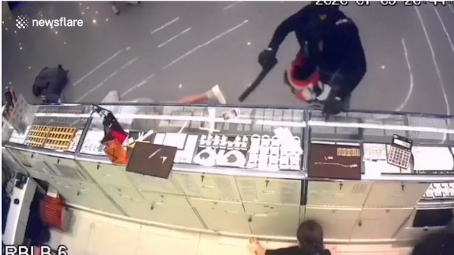 【閲覧注意】ショッピングモールで起きた無差別強盗殺人事件の映像が超ヤバい! 2歳男児も容赦なく射殺… 犯人は特殊部隊員!?=タイの画像1