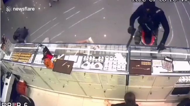【閲覧注意】ショッピングモールで起きた無差別強盗殺人事件の映像が超ヤバい! 2歳男児も容赦なく射殺… 犯人は特殊部隊員!?=タイの画像2