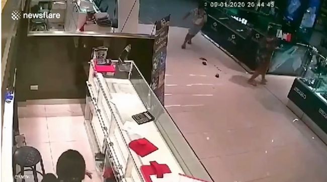 【閲覧注意】ショッピングモールで起きた無差別強盗殺人事件の映像が超ヤバい! 2歳男児も容赦なく射殺… 犯人は特殊部隊員!?=タイの画像3