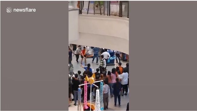 【閲覧注意】ショッピングモールで起きた無差別強盗殺人事件の映像が超ヤバい! 2歳男児も容赦なく射殺… 犯人は特殊部隊員!?=タイの画像5