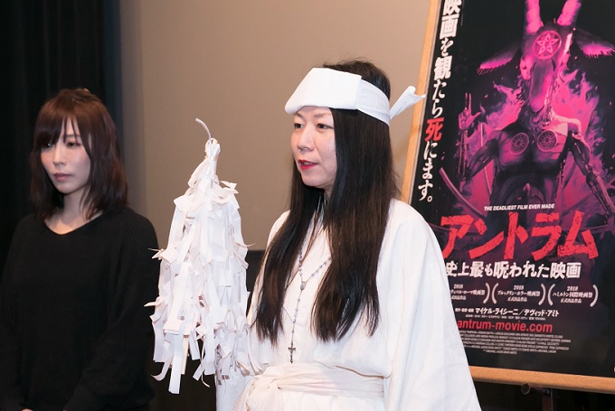 【閲覧注意】観たら死ぬ、映画『アントラム』除霊式でまさかの除霊失敗! 霊能者が突然奇声を上げ… 一部始終を収めた恐怖映像!!の画像3