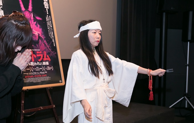 【閲覧注意】観たら死ぬ、映画『アントラム』除霊式でまさかの除霊失敗! 霊能者が突然奇声を上げ… 一部始終を収めた恐怖映像!!の画像4
